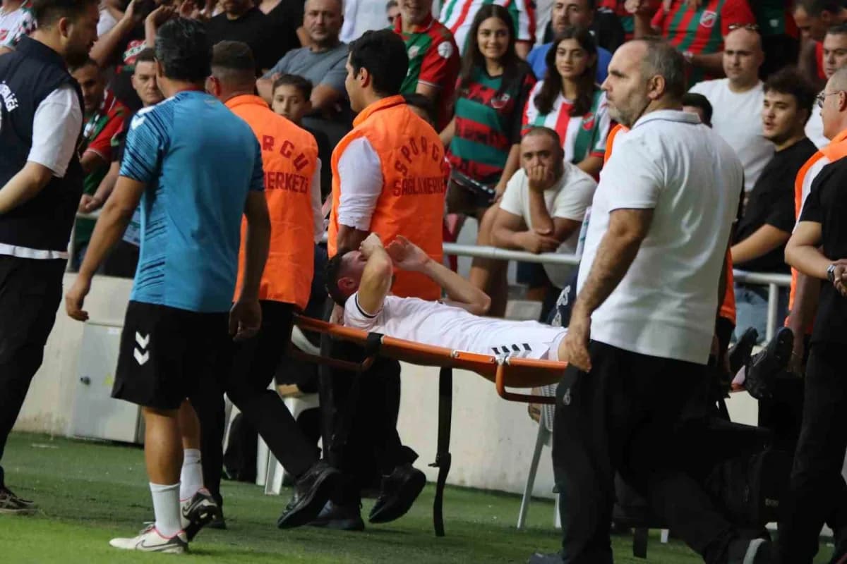 Altay futbolcusu İbrahim Kıravi maç sırasında sakatlanırken