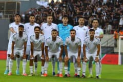 Altay futbol takımı oyuncuları maç sırasında Alsancak Mustafa Denizli Stadı'nda mücadele ediyor