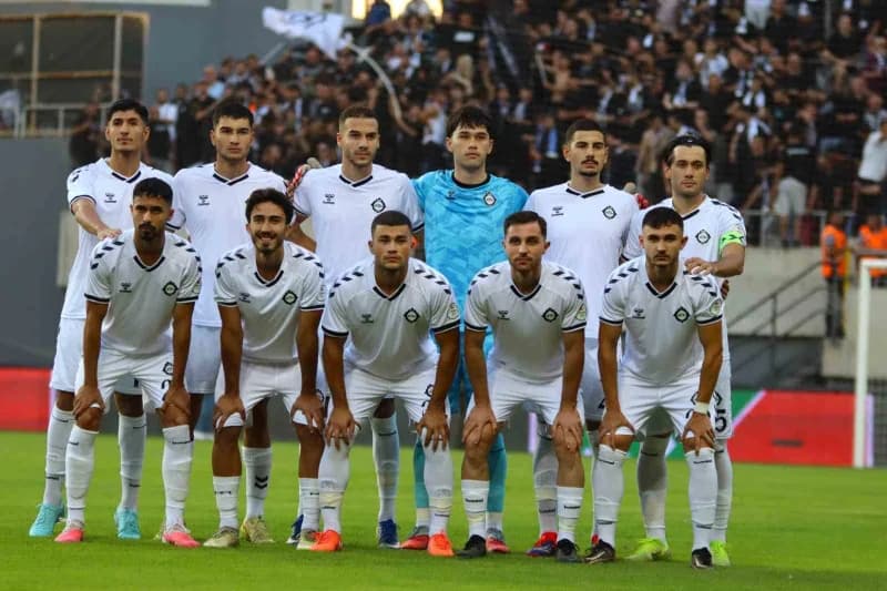 Altay futbol takımı oyuncuları maç sırasında Alsancak Mustafa Denizli Stadı'nda mücadele ediyor