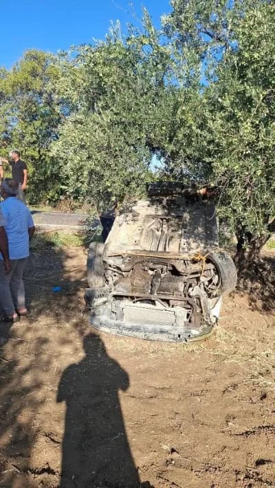 Hatay Altınözü ilçesinde zeytin bahçesine uçan otomobil kazası sonrası ters dönen araç