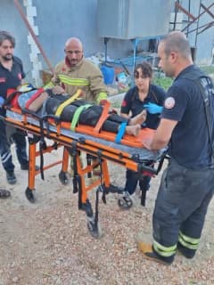 Hatay Altınözü ilçesinde devrilen traktörün kazası sonrası kurtarma çalışması