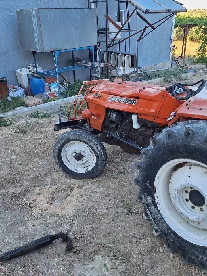 Altınözü Atayurdu mevkisinde devrilen traktörün altında kalan sürücünün ekipler tarafından kurtarılması.