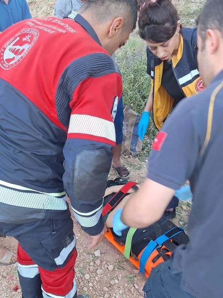Altınözü Atayurdu mevkisinde devrilen traktörün altında kalan sürücünün ekipler tarafından kurtarılması.