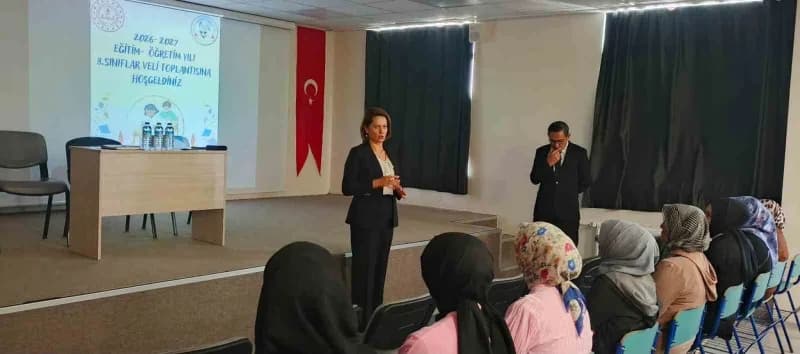 Altıntaş’ta 8. Sınıf velileriyle Eğitim ve sınav hazırlıkları değerlendirildi
