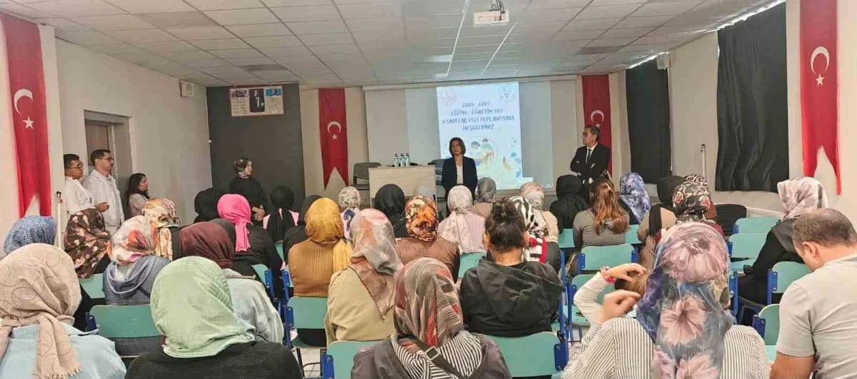 Altıntaş'ta Mustafa Kemal Ortaokulu'nda 8. sınıf velileriyle eğitim toplantısı yapılıyor