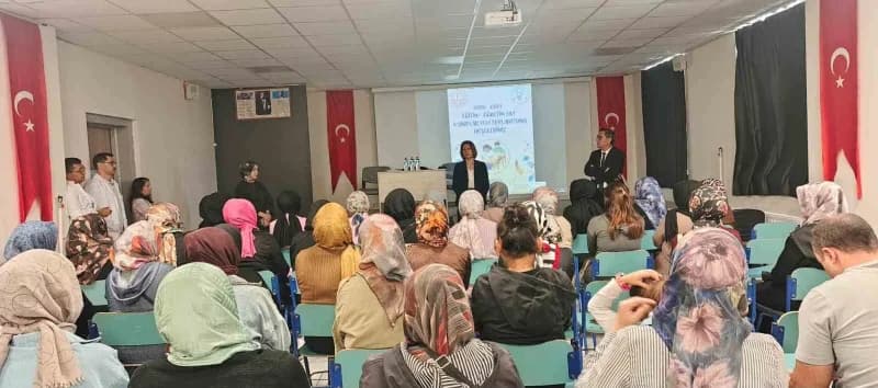 Altıntaş'ta Mustafa Kemal Ortaokulu'nda 8. sınıf velileriyle eğitim toplantısı yapılıyor