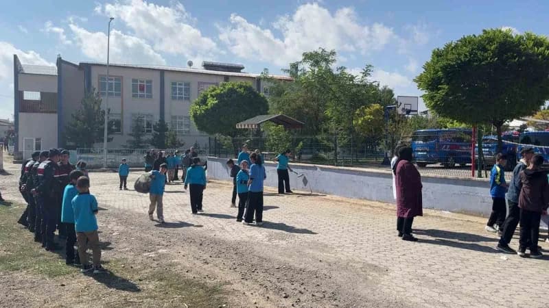 Sivas’ın Altınyayla ilçesinde Eğitim-öğretim yılının başlamışının ardından İlçe yönetimi ve öğrenciler tarafından okulla