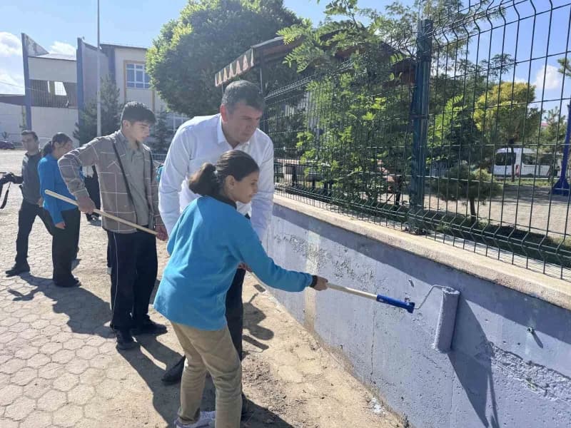 Sivas’ın Altınyayla ilçesinde Eğitim-öğretim yılının başlamışının ardından İlçe yönetimi ve öğrenciler tarafından okulla