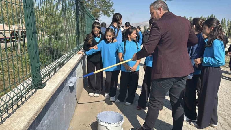 Sivas’ın Altınyayla ilçesinde Eğitim-öğretim yılının başlamışının ardından İlçe yönetimi ve öğrenciler tarafından okulla