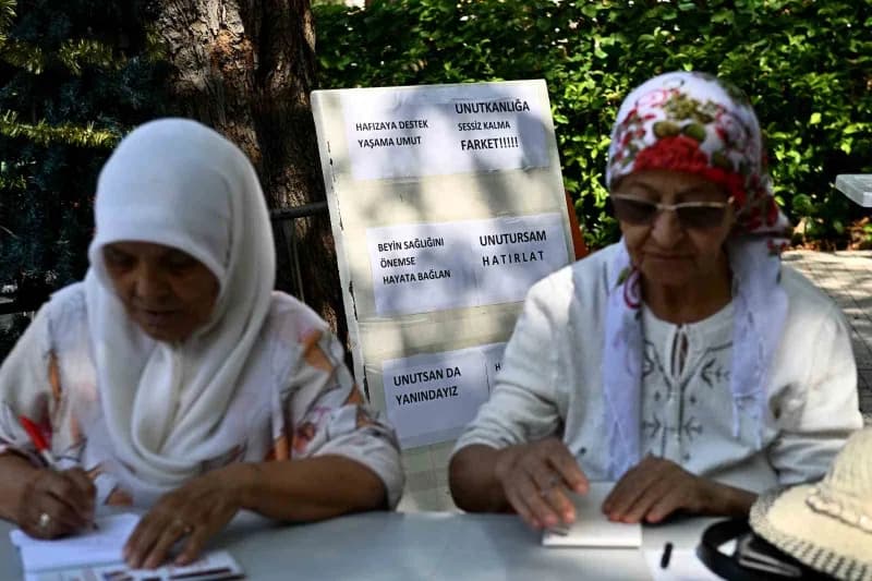 Muratpaşa Belediyesi, 21 Eylül Dünya Alzaymır Günü kapsamında Alzaymır hastalığına ve bilişsel sağlığın korunmasına dikk