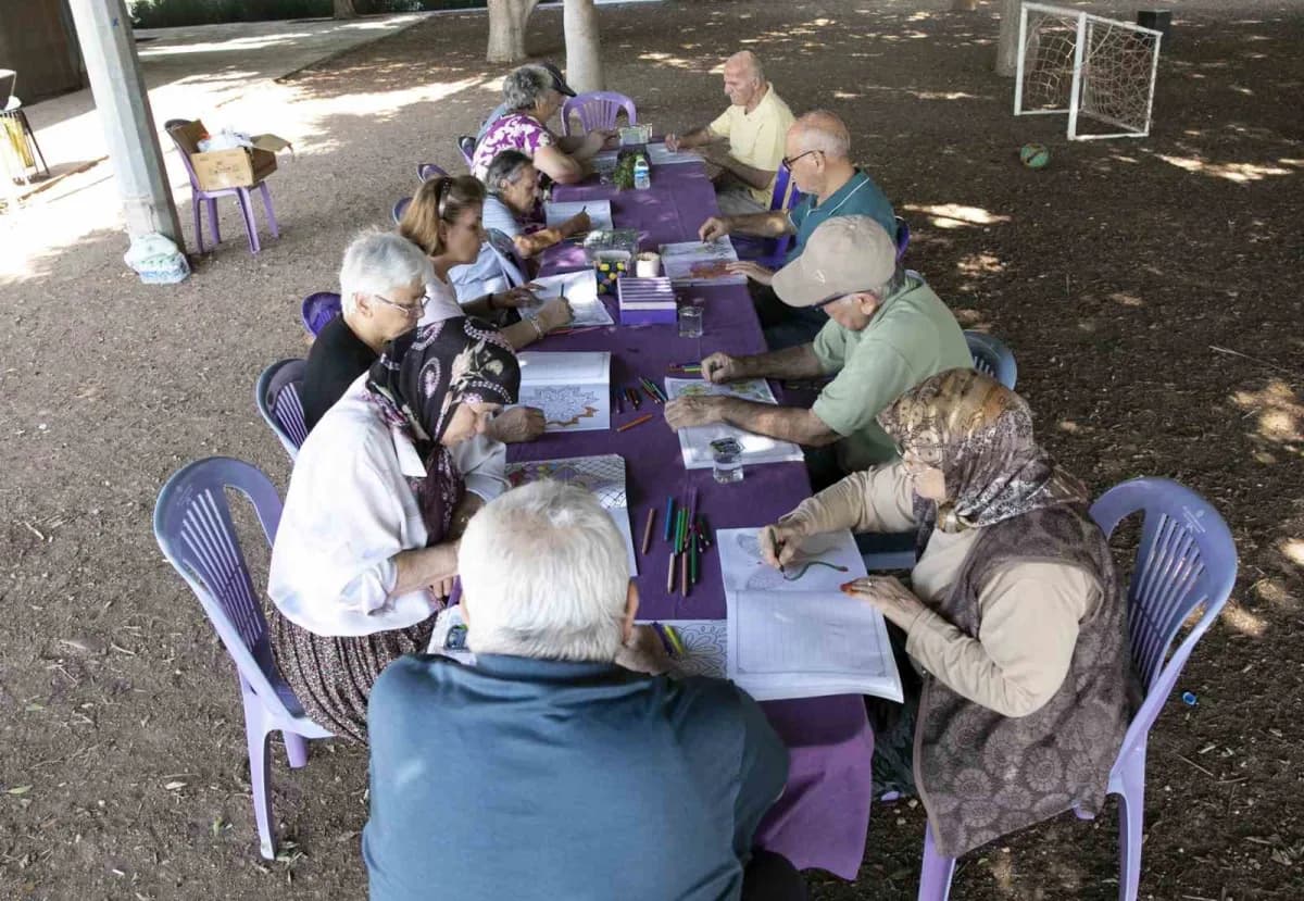Mersin’de Alzheimer hastaları Dünya Alzheimer Günü etkinliğinde resim ve spor aktiviteleri yaparken