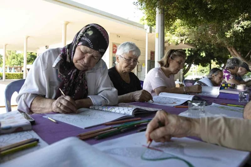 Mersin’de Gülümse Alzheimer Yaşam Merkezi üyeleri, Dünya Alzheimer Günü dolayısıyla düzenlenen etkinlikte bir araya gele