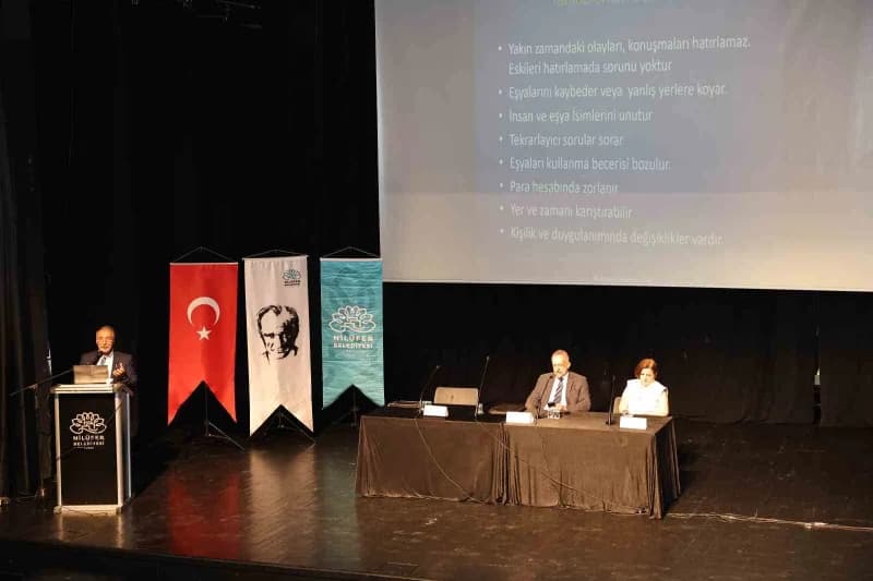 Nilüfer Belediyesi, 21 Eylül Dünya Alzheimer Günü kapsamında düzenlediği seminerle hastalığın tıbbi sürecini, Psikolojik