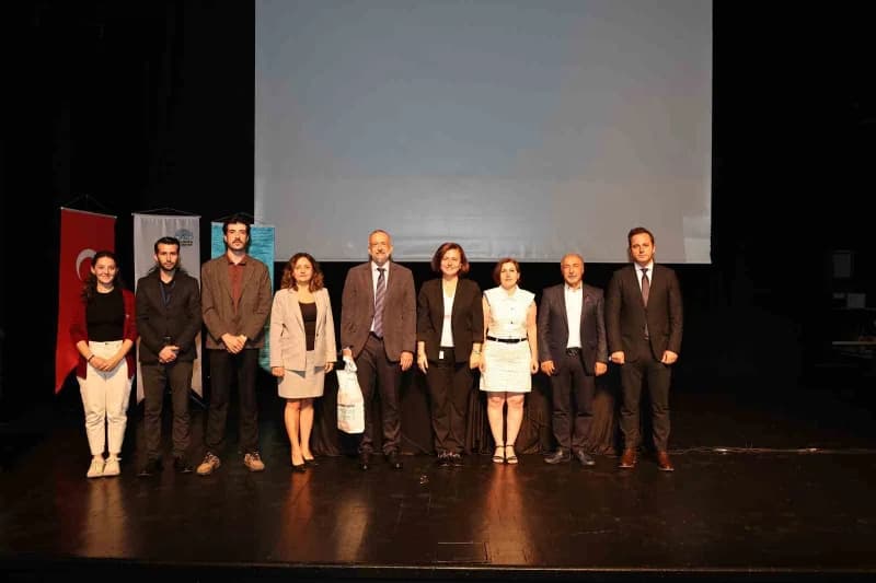 Nilüfer Belediyesi, 21 Eylül Dünya Alzheimer Günü kapsamında düzenlediği seminerle hastalığın tıbbi sürecini, Psikolojik