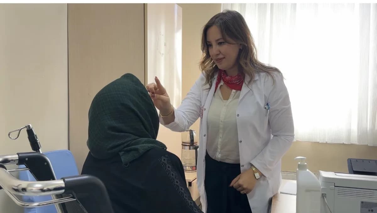 Yüksekova Devlet Hastanesi binası ve sağlık personeli Alzheimer hastalarına hizmet sunuyor