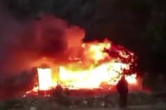 Amasya Doğantepe köyünde çıkan yangında alevler içinde kalan tek katlı ahşap ev