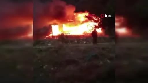 Amasya Doğantepe köyünde çıkan yangında alevler içinde kalan tek katlı ahşap ev