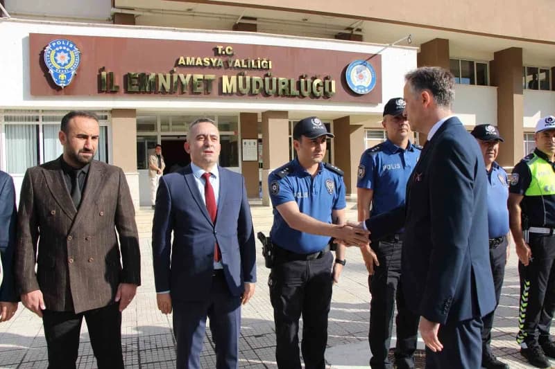 Polis mangasını selamlayan Aktaşgül, birim yöneticileriyle de tanıştı.