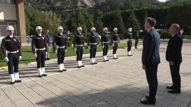 Polis mangasını selamlayan Aktaşgül, birim yöneticileriyle de tanıştı.