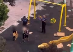Amasya Şeyhcui Mahallesi oyun parkında çocukların karton kutuları etrafa saçması ve belediyenin müdahalesi
