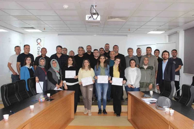 Amasya'da sağlık çalışanlarına yönelik etkili iletişim eğitimi sırasında eğitim alan hastane personeli