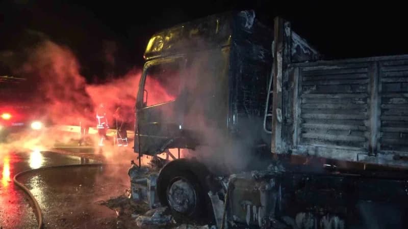 Amasya Ferhatarası mevkiinde seyir halindeyken alev alan tır ve müdahale eden itfaiye ekipleri