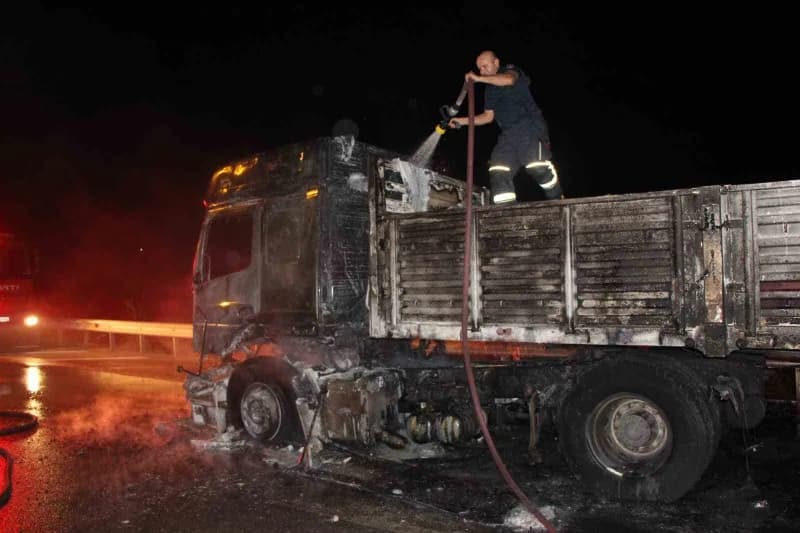 Neye uğradığını şaşıran sürücü kendini dışarı atıp yardım istedi.