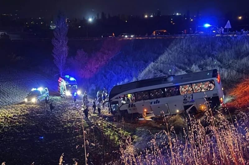 Amasya Merzifon'da bariyerlere çarpan yolcu otobüsünün şarampole uçtuğu trafik kazası