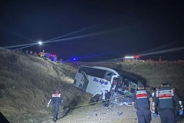 Olay yerine AFAD, acil sağlık, polis ve jandarma ekipler, sevk edildi. Kazada 24 kişi yaralandı. Yaralılar ambulanslarla