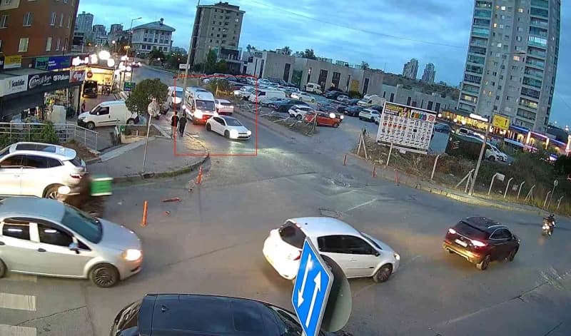 Başakşehir'de ambulansa yol vermeyen sürücünün trafik cezası sonrası polis incelemesi