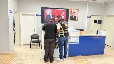 İstanbul Başakşehir'de ambulansa yol vermeyen sürücünün trafik cezası uygulandığı an