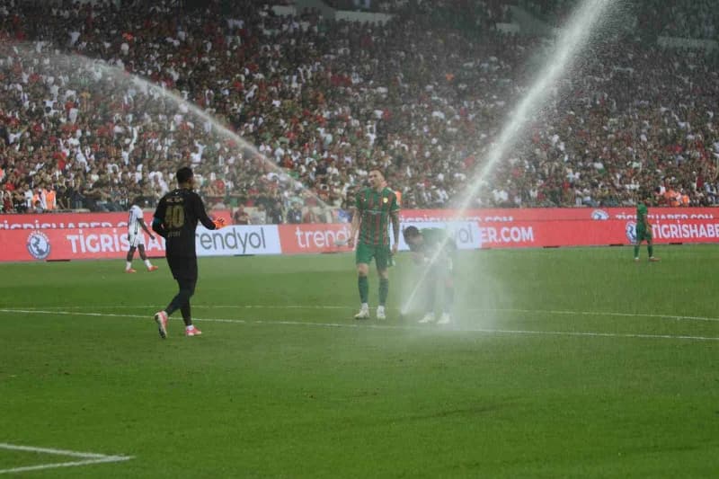 Amed Sportif Faaliyetler Beşiktaş maçı oynandığı esnada saha sulama sistemi devreye girdi. Bazı oyuncular suyla serinlem