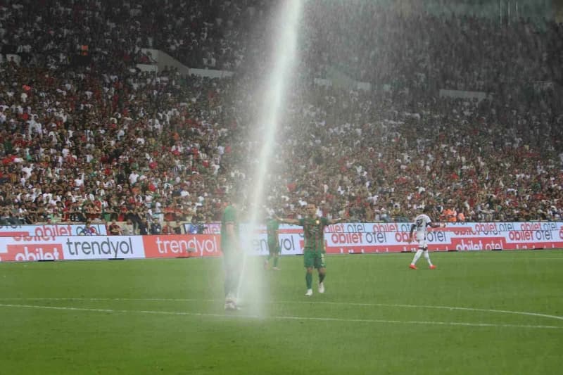 Amed Sportif Faaliyetler Beşiktaş maçı oynandığı esnada saha sulama sistemi devreye girdi. Bazı oyuncular suyla serinlem