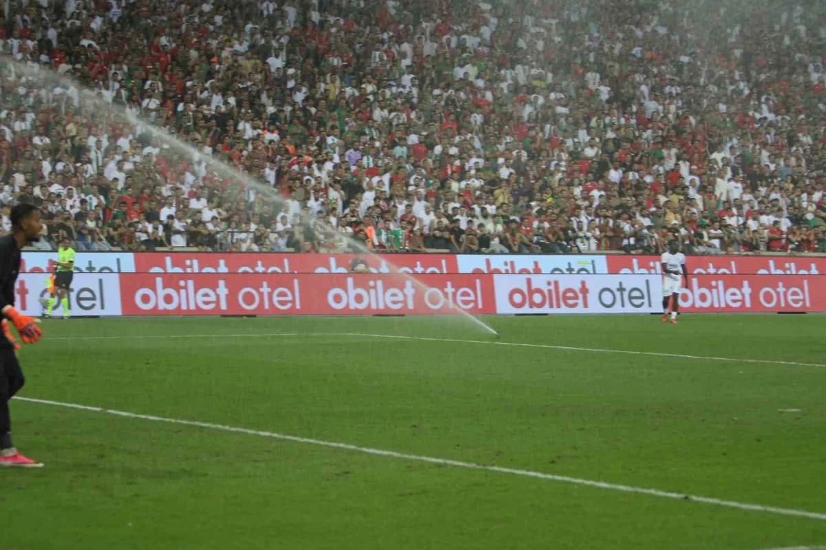Amed Sportif Faaliyetler Beşiktaş maçı oynandığı esnada saha sulama sistemi devreye girdi. Bazı oyuncular suyla serinlem