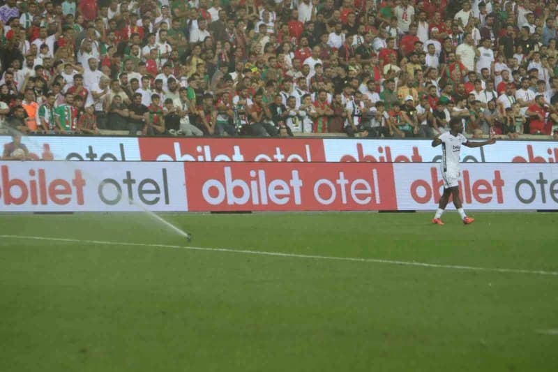 Amed Sportif Faaliyetler Beşiktaş maçı oynandığı esnada saha sulama sistemi devreye girdi. Bazı oyuncular suyla serinlem