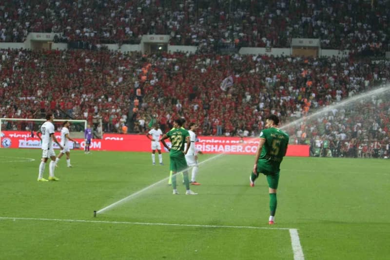 Amed Sportif Faaliyetler Beşiktaş maçı oynandığı esnada saha sulama sistemi devreye girdi. Bazı oyuncular suyla serinlem