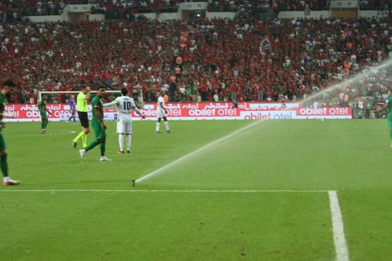 Amed Sportif Faaliyetler Beşiktaş maçı oynandığı esnada saha sulama sistemi devreye girdi. Bazı oyuncular suyla serinlem
