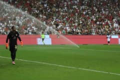 Amed Sportif Faaliyetler ile Beşiktaş arasında oynanan maçta saha sulama sistemi açılırken oyuncular suyla serinliyor
