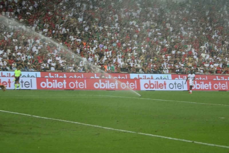 Amed Sportif Faaliyetler Beşiktaş maçı oynandığı esnada saha sulama sistemi devreye girdi. Bazı oyuncular suyla serinlem