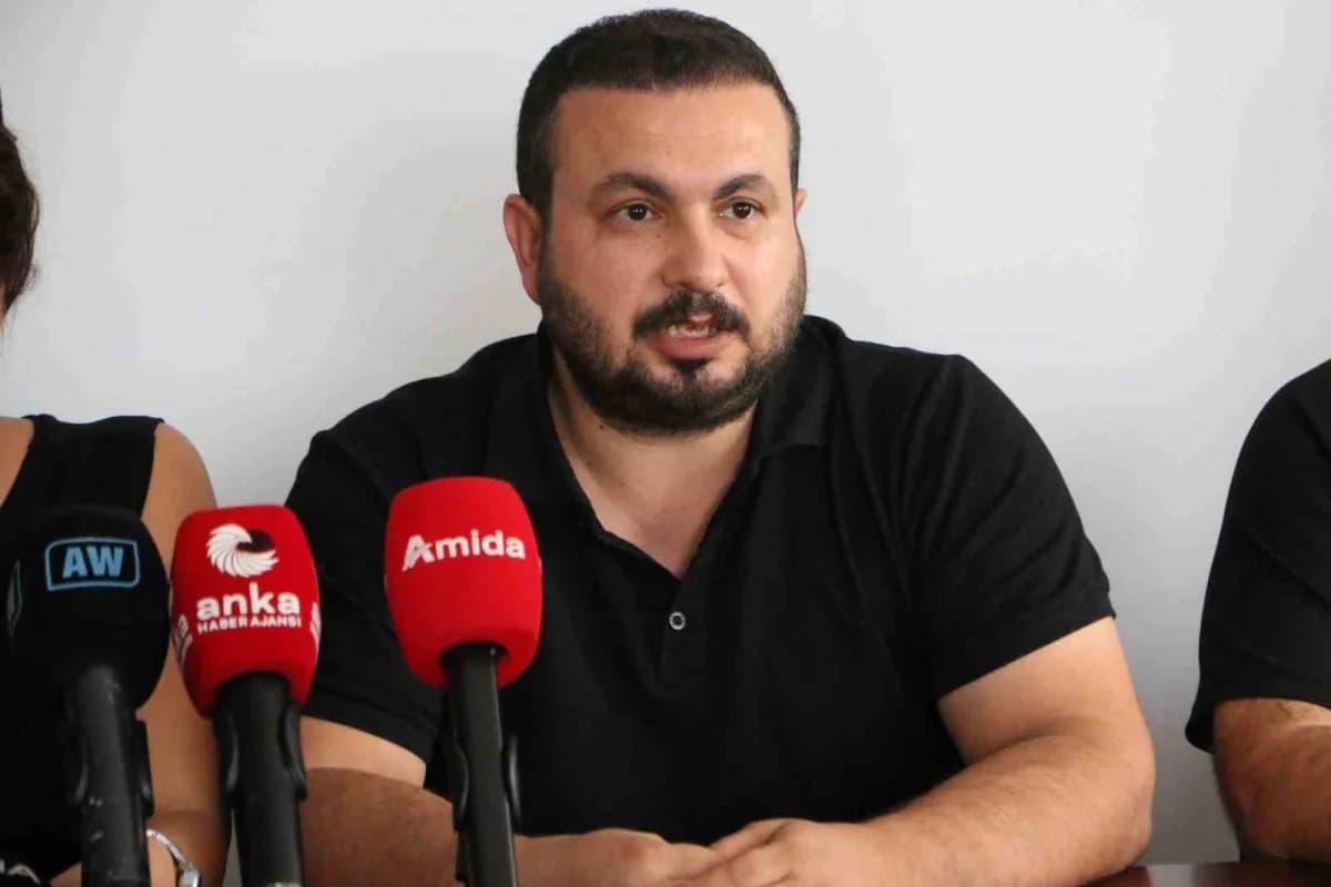 Tabibler Odası Yönetim Kurulu üyesi Dr. İbrahim Azarak, her maçtan sonra, bir sevinç fırtınası yaşadıklarını fakat bunu