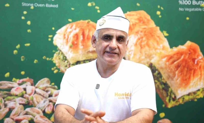 Amerikan aksanıyla İngilizce Gaziantep baklavasının yapım aşamalarını anlatan Adnan Yılmaz