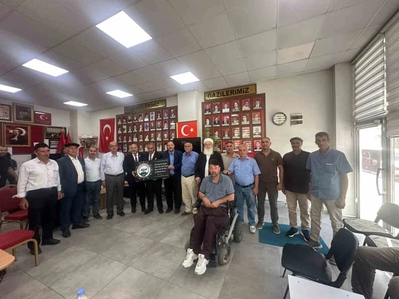 Anadolu Aşiretler Federasyonu heyeti, 19 Eylül Gaziler Günü’nde Iğdır Şehit ve Gazi Derneği’ni ziyaret ederken