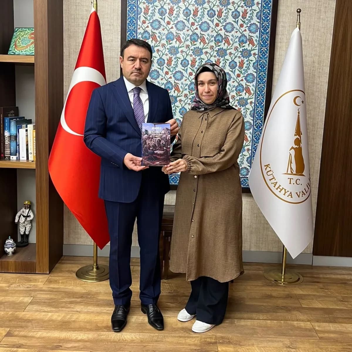 Zeynep Kurt, Anadolu Beylerbeyliği kitabını Kütahya Valisi Musa Işın’a takdim ederken