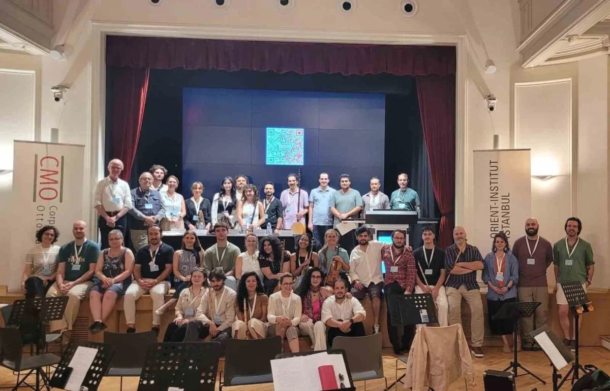 Anadolu Makam Ensemble topluluğu uluslararası Yaz Akademisi kapanış konserinde sahnede performans sergiliyor