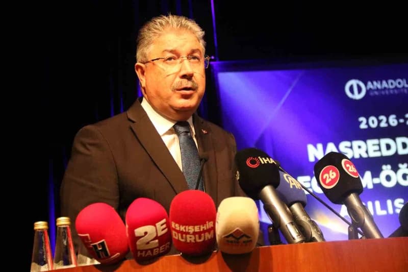 Törende konuşan Eskişehir Valisi Dr. Erdinç Yılmaz, yeni Akademik yılın öğrenciler, Akademik ve idari kadro, Eskişehir v