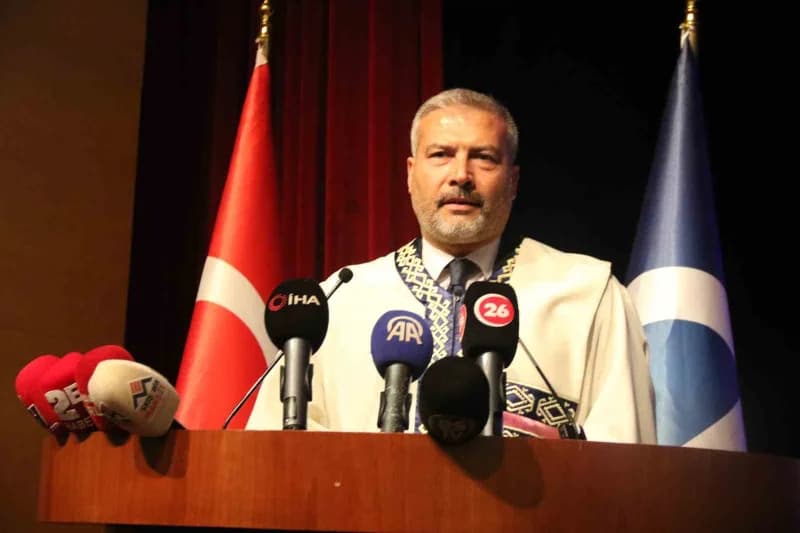 Törenin açılışında konuşan Anadolu Üniversitesi Rektörü Prof. Dr. Yusuf Adıgüzel, Neşet Ertaş türkülerini semfoni ile di