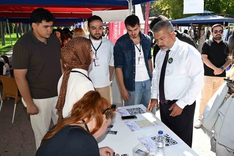 Anadolu Üniversitesi Rektörü Prof. Dr. Yusuf Adıgüzel de Öğrenci Kulüpleri Stant Şenliği kapsamında Sinema Anadolu Sokağ
