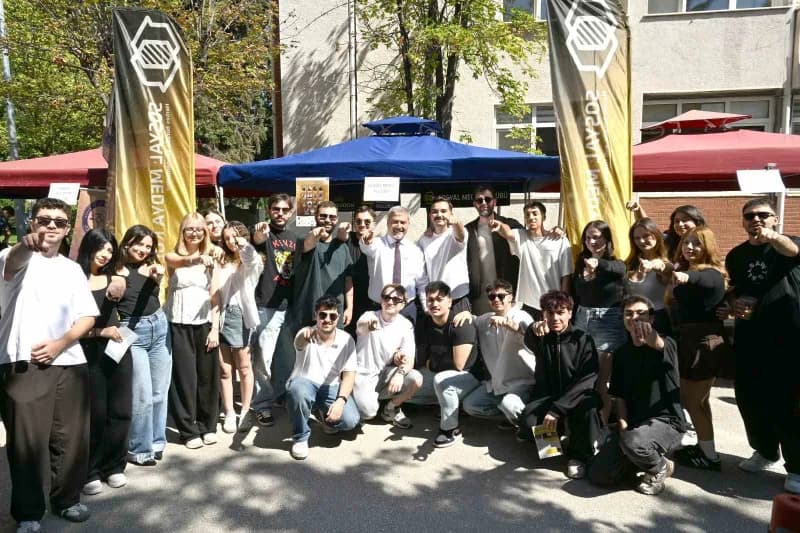 Anadolu Üniversitesi Rektörü Prof. Dr. Yusuf Adıgüzel de Öğrenci Kulüpleri Stant Şenliği kapsamında Sinema Anadolu Sokağ