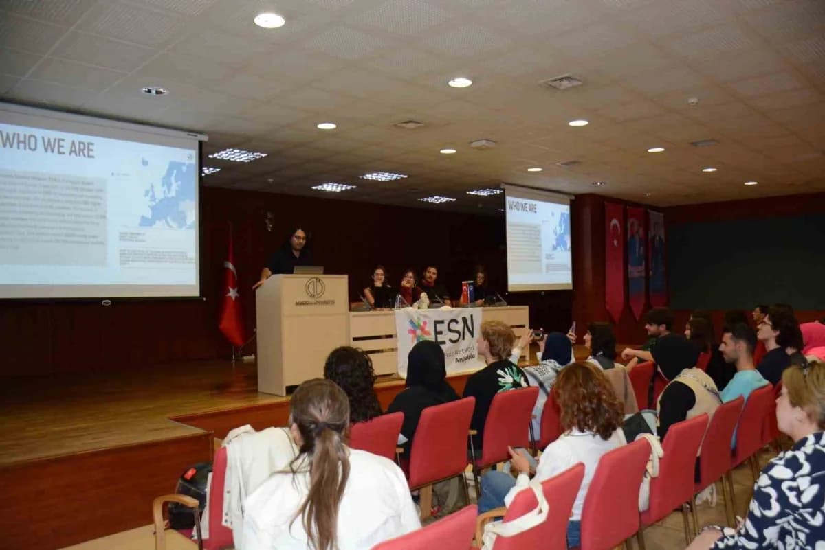 Anadolu Üniversitesi Öğrenci Merkezi Nasrettin Hoca Salonunda düzenlenen değişim öğrencileri oryantasyon toplantısından