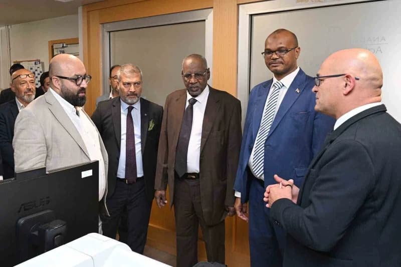 Sudan Cumhuriyeti Eğitim ve Öğretim Bakanı Dr. Tihami Zeyn Hacer başkanlığındaki heyet, Anadolu Üniversitesini Ziyaret e